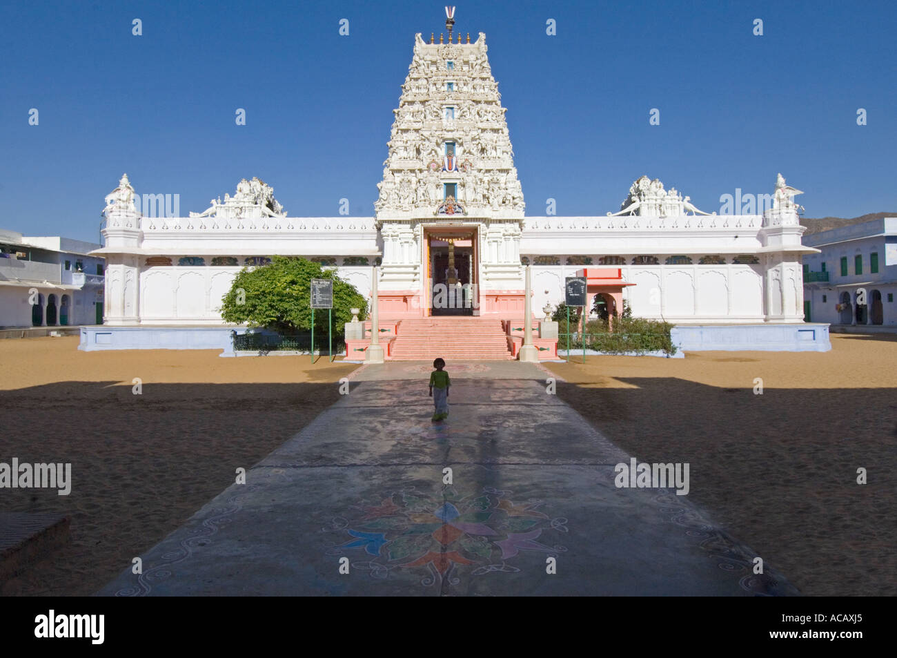 Il percorso principale che conduce al tempio di Ramavaikunth in Pushkar. Foto Stock