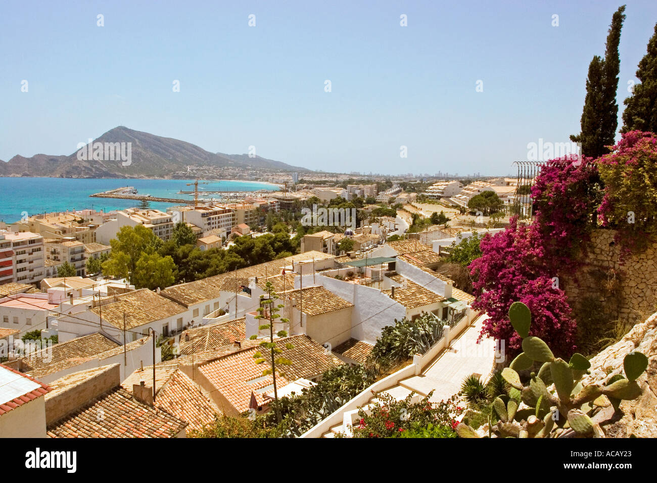 Vista di Altea - la vecchia e la nuova città dalla collina con Benidorm in background, Spagna Foto Stock