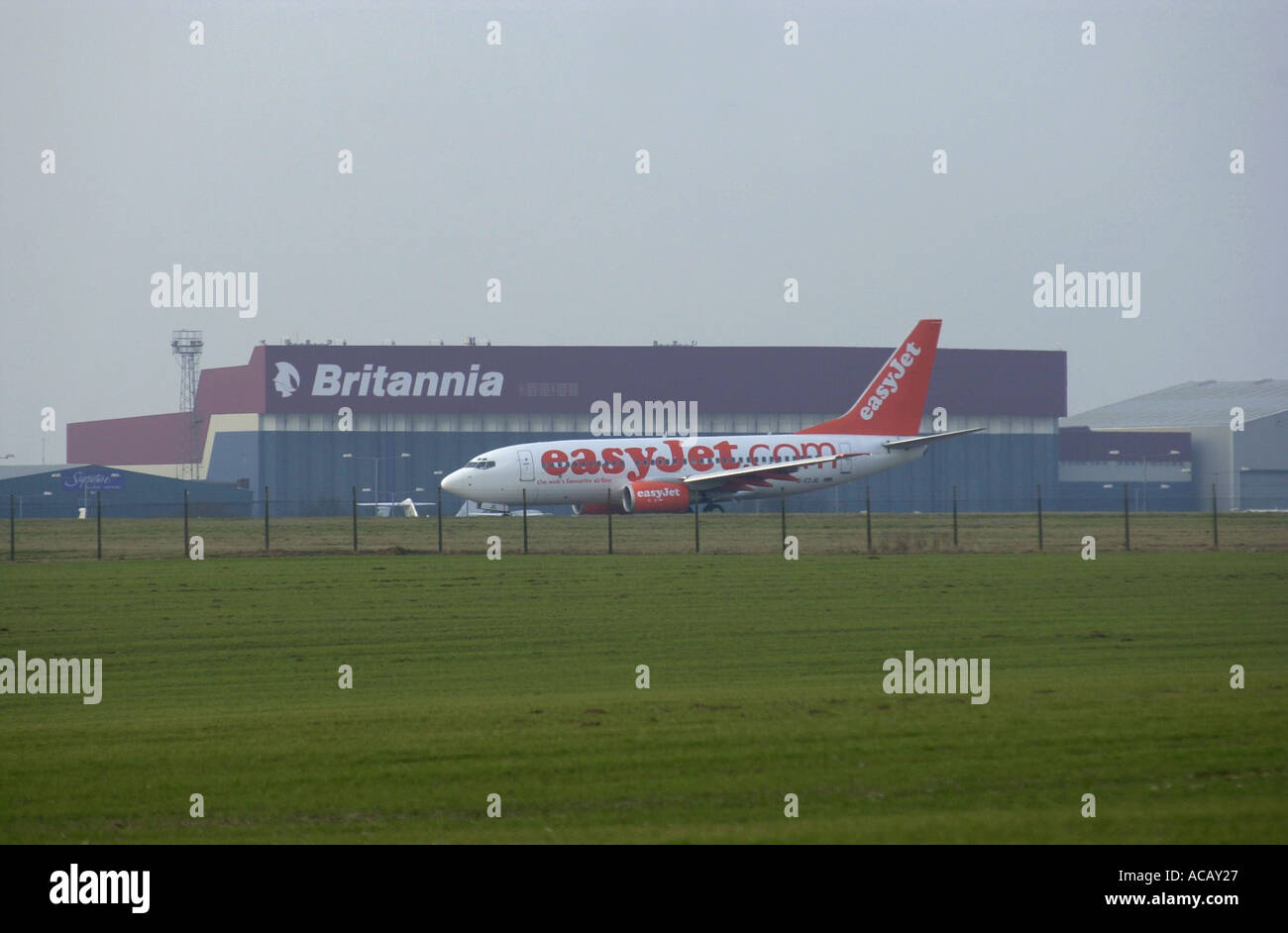 Easyjet Boeing taxi lungo la pista a Luton Regno Unito Foto Stock