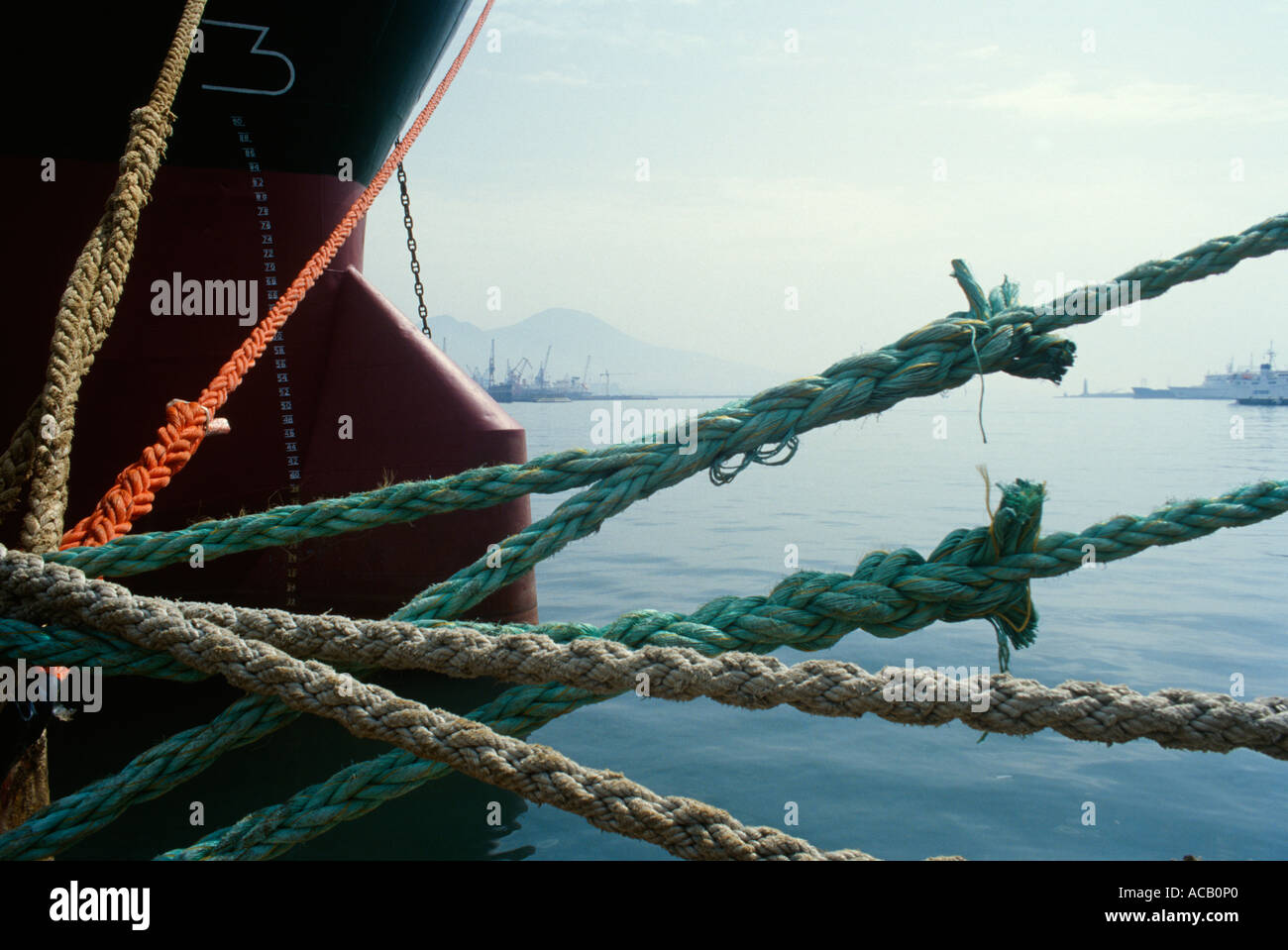 Napoli Italia funi pesante di navi commerciali legata sul lato della banchina del porto di Napoli Foto Stock