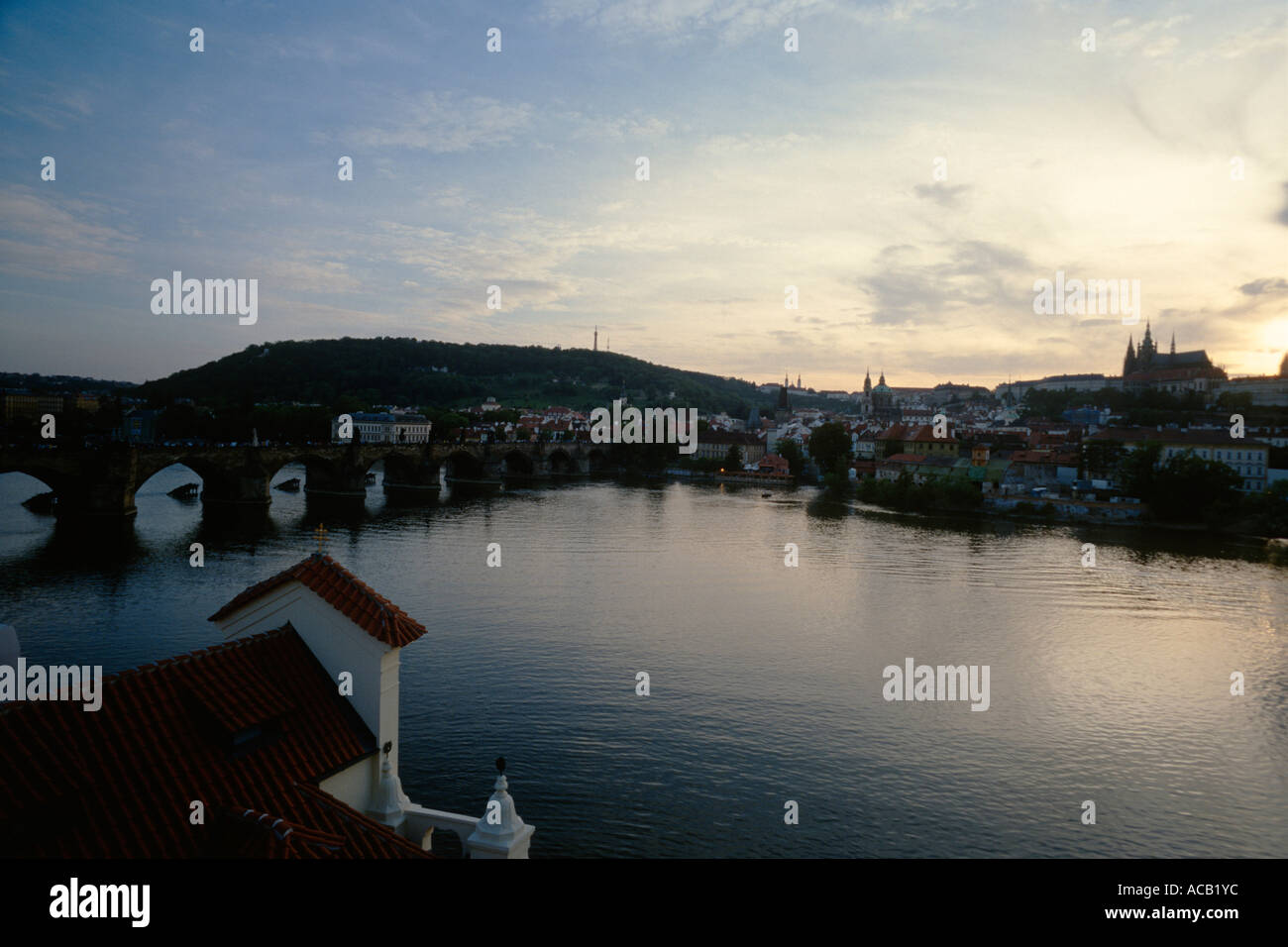 Praga Repubblica Ceca vista del fiume Moldava verso Mala Strana Foto Stock