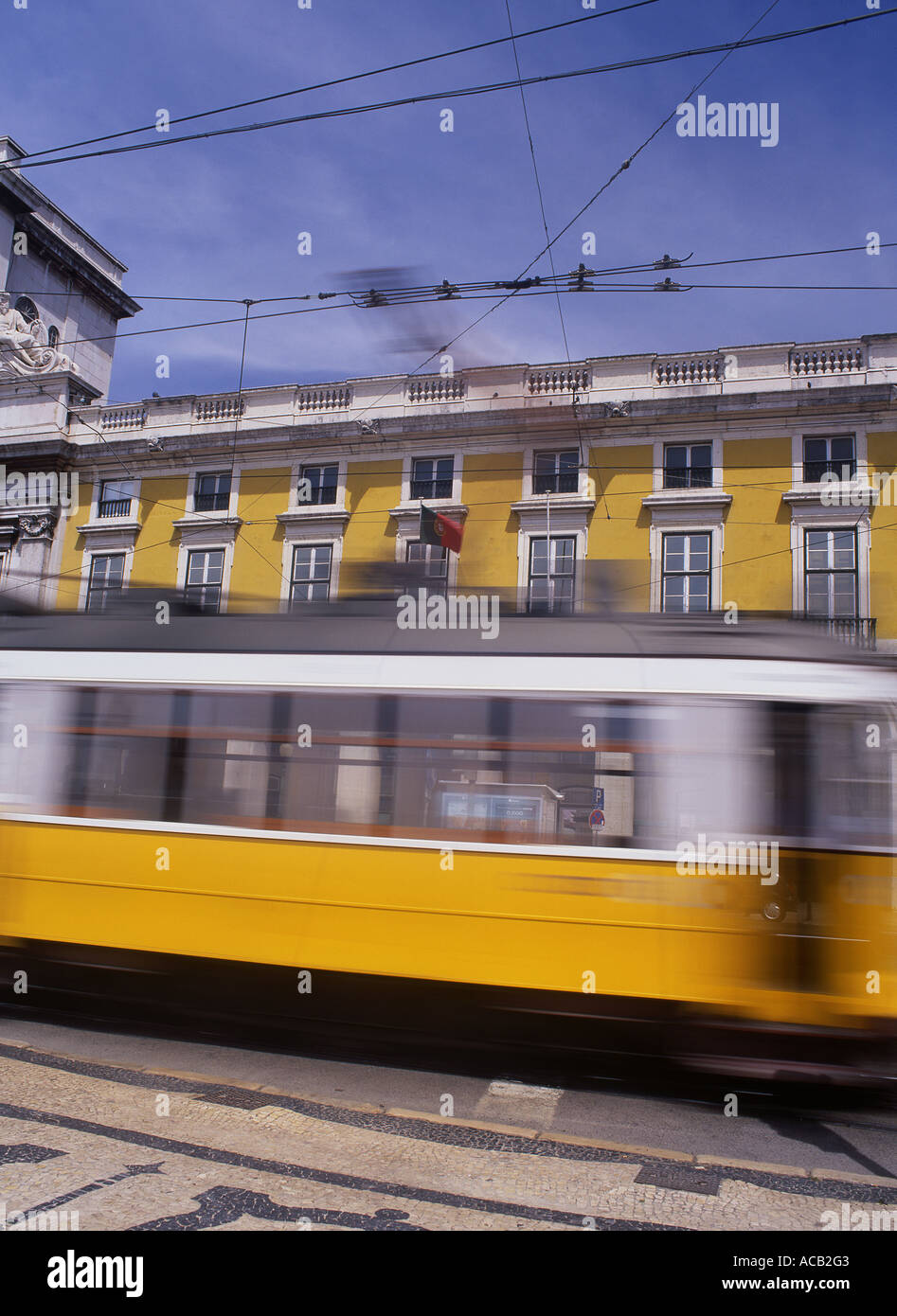 Praça do Comercio sfocato colpo di tram che passa occupato hub di trasporto Baixa Lisbona Portogallo Foto Stock