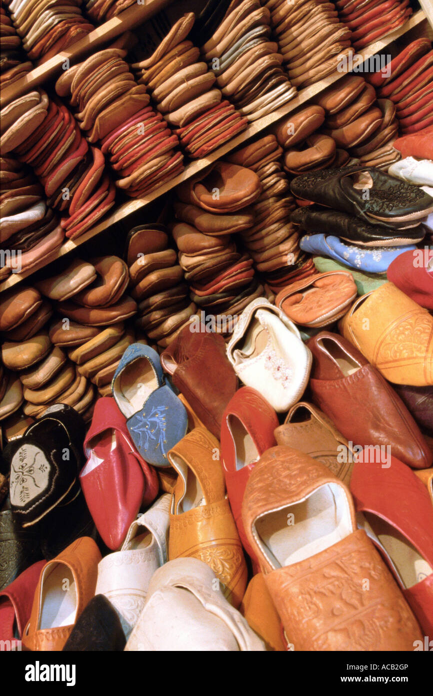 Pantofola in cuoio o babouches per la vendita su un mercato in stallo della medina di Fes el-Bali, Fes, Marocco, Nord Arica Foto Stock