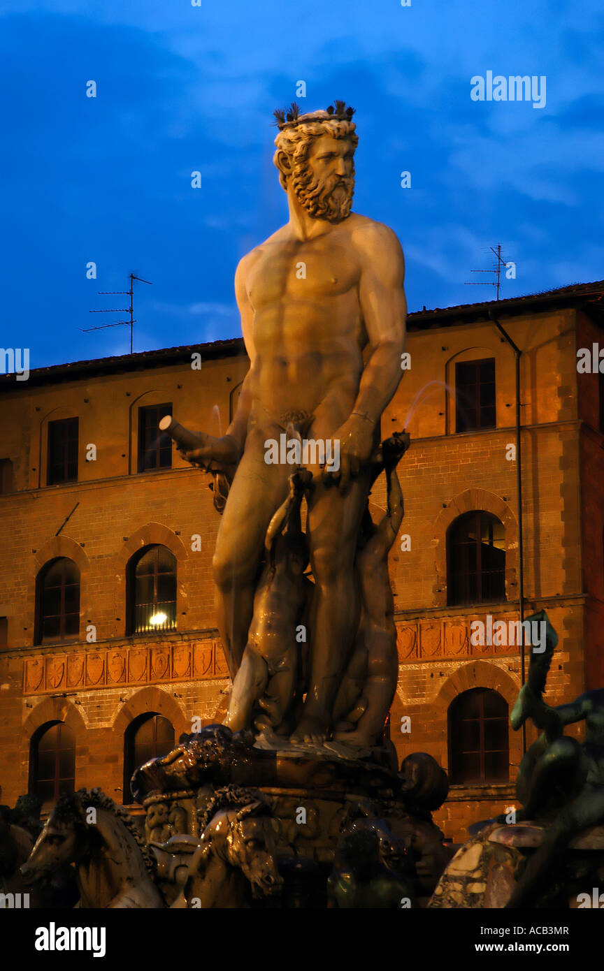 Statua di Nettuno da Bartolomeo Ammannati in Piazza della Signoria nel cuore di Firenze Italia fotografia scattata di notte Foto Stock