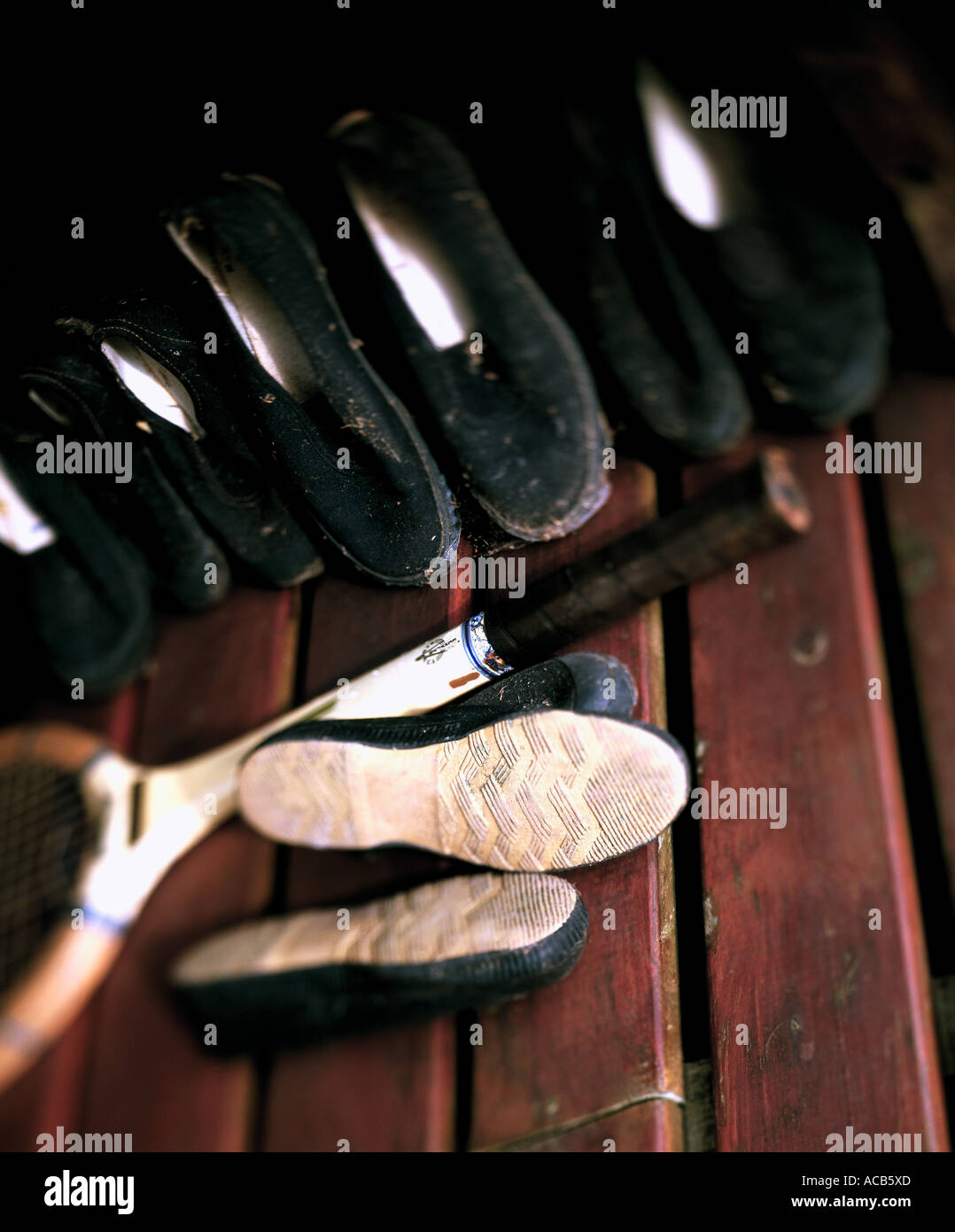 Plimsolls con vecchio racchetta da tennis Foto Stock