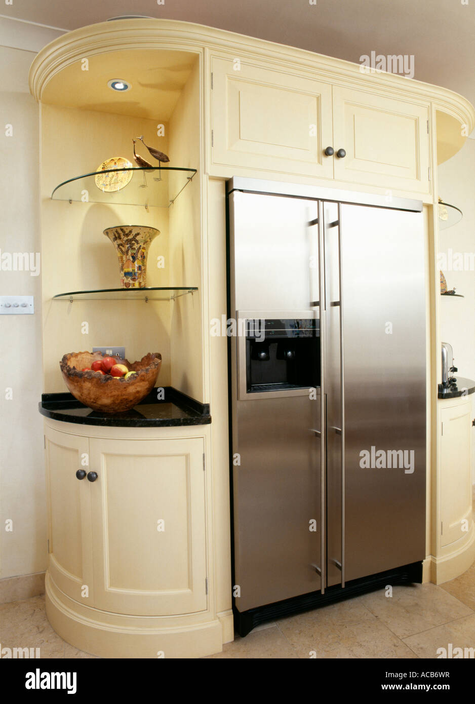 Panna da cucina con unità costruite in acciaio inossidabile American frigo congelatore con ghiaccio e di erogatore di acqua Foto Stock