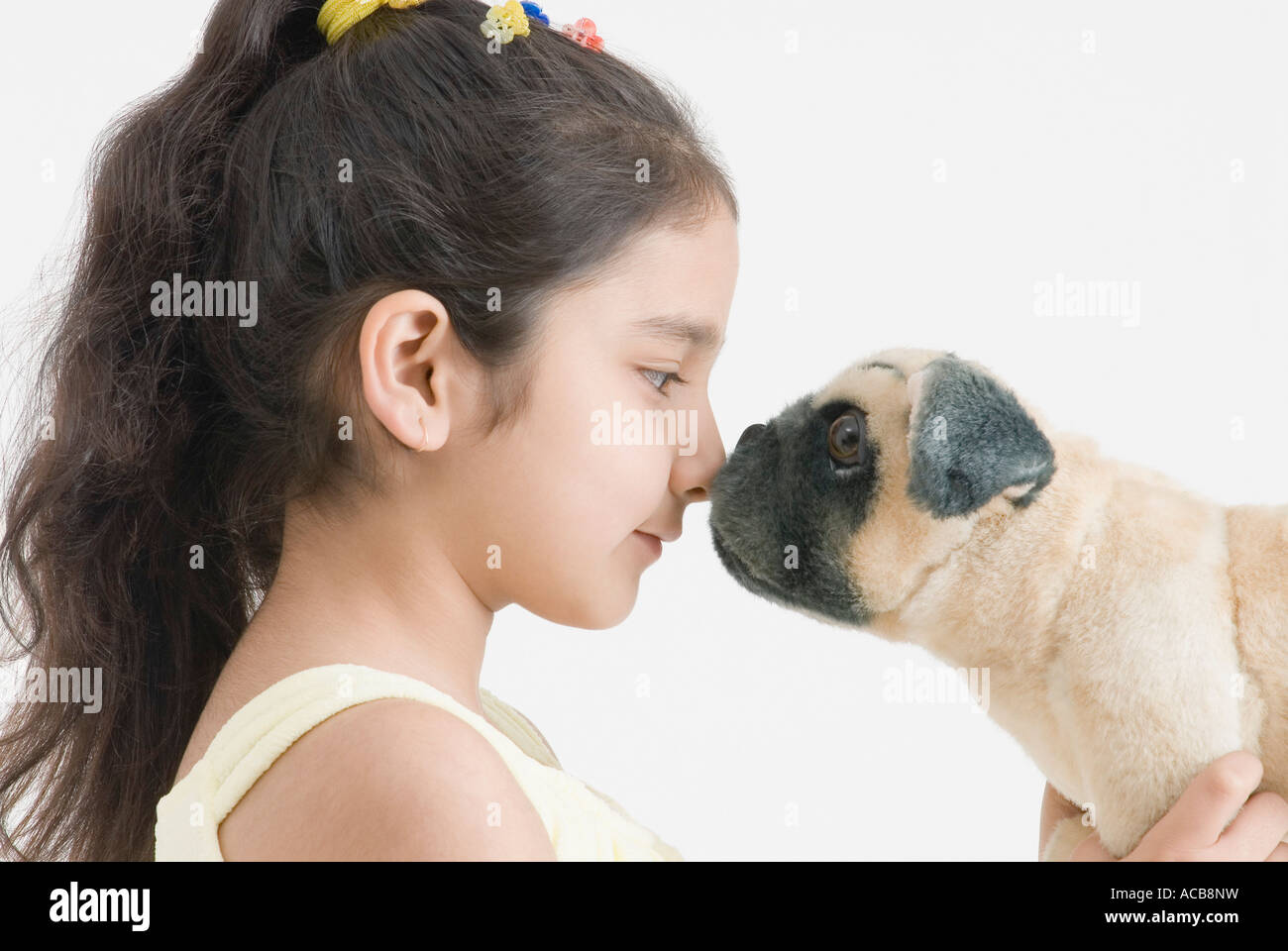 Close-up di una ragazza che gioca con il suo cane Foto Stock