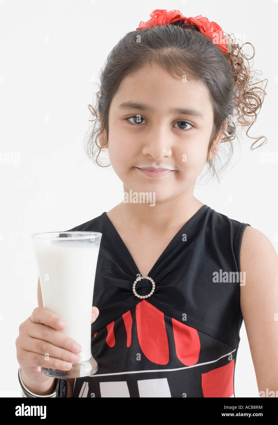 Ritratto di una ragazza con un bicchiere di latte Foto Stock