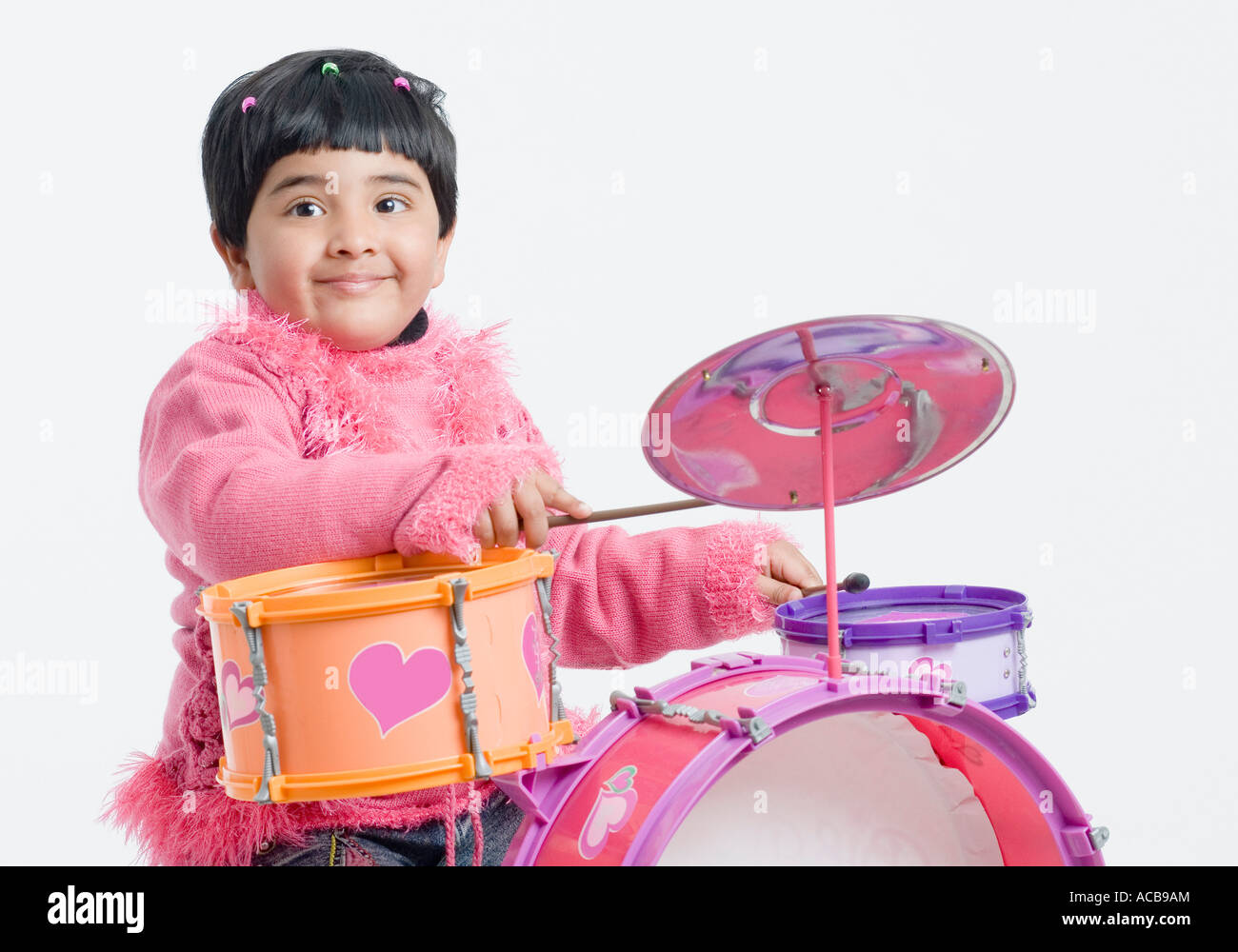 Ritratto di una ragazza suonando la batteria Foto Stock
