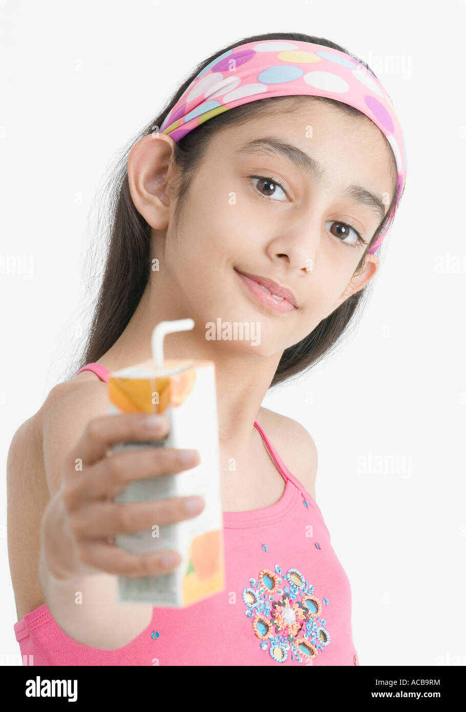 Ritratto di una ragazza con un cartone di succo di frutta Foto stock - Alamy