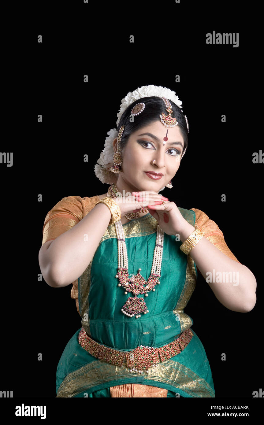 Giovane donna di eseguire Bharatnatyam con la sua mano sulla mento Foto Stock