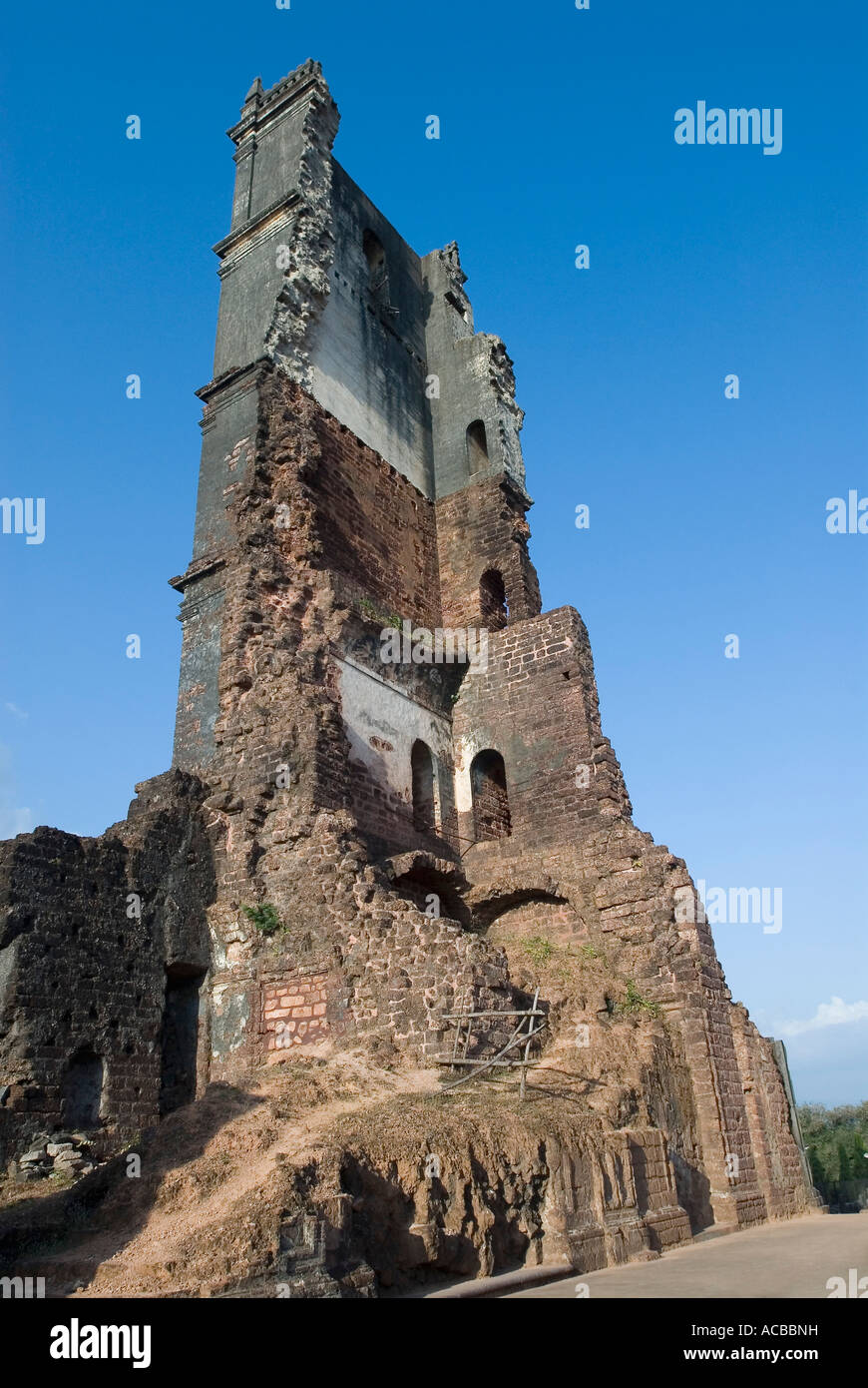 Basso angolo di vista le antiche rovine di una chiesa, Chiesa di Sant'Agostino, Old Goa, Goa, India Foto Stock