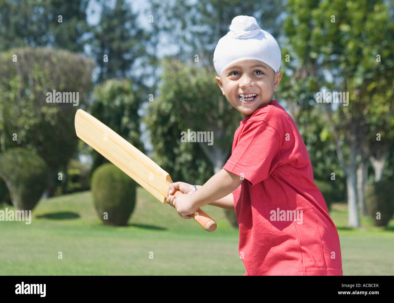 Profilo laterale di un ragazzo a giocare a cricket Foto Stock