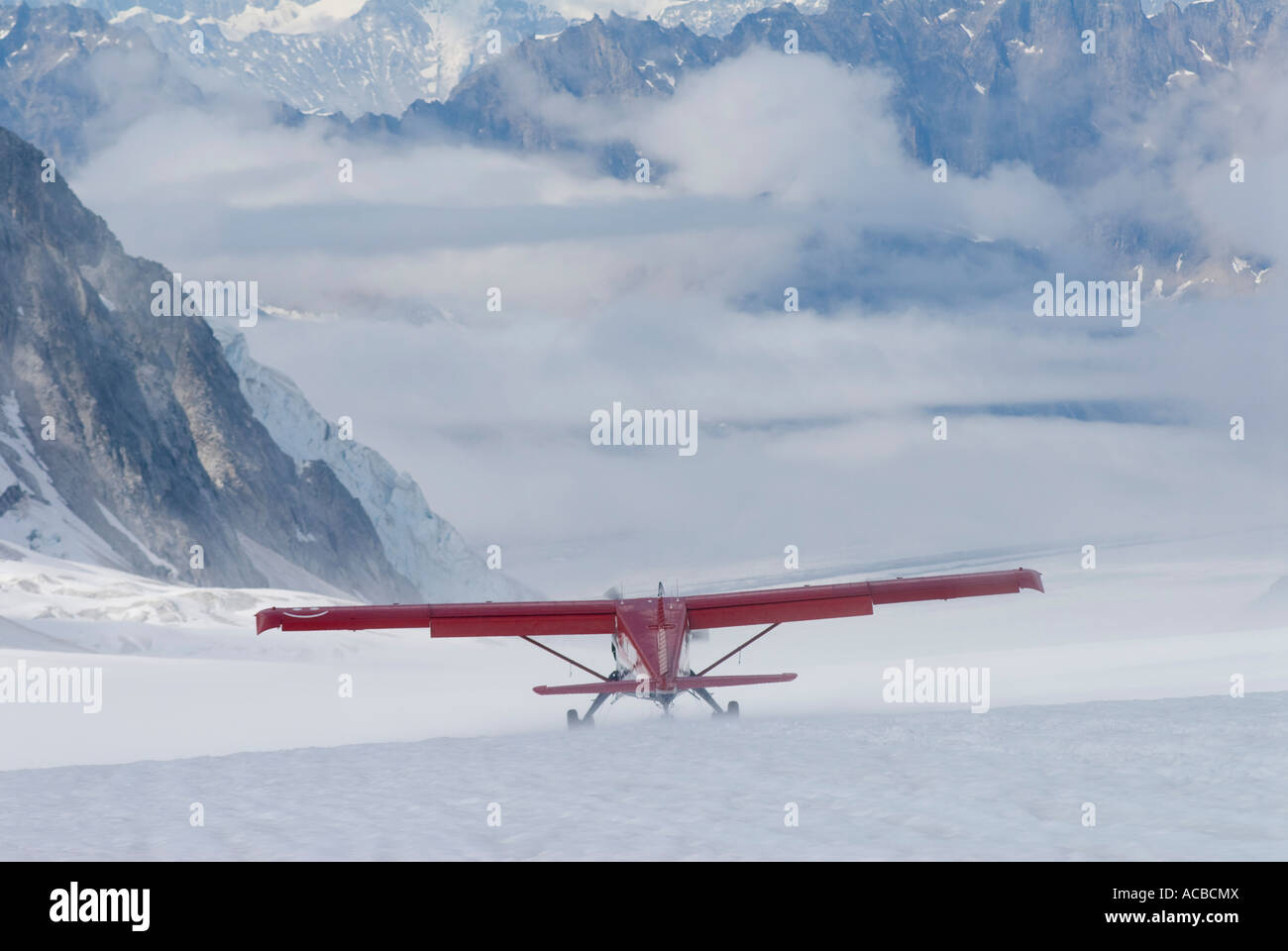 Piano Bush decollo dall'Pika ghiacciaio, Alaska Foto Stock