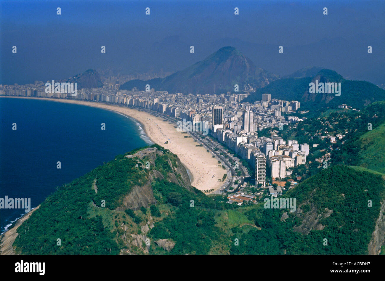 Inquinamento di scarico sulla spiaggia di Copacabana città di Rio de Janeiro in Brasile Foto Stock