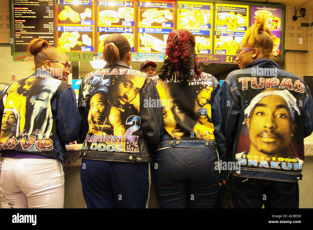 Ragazze in un negozio di RFI Londra Foto Stock