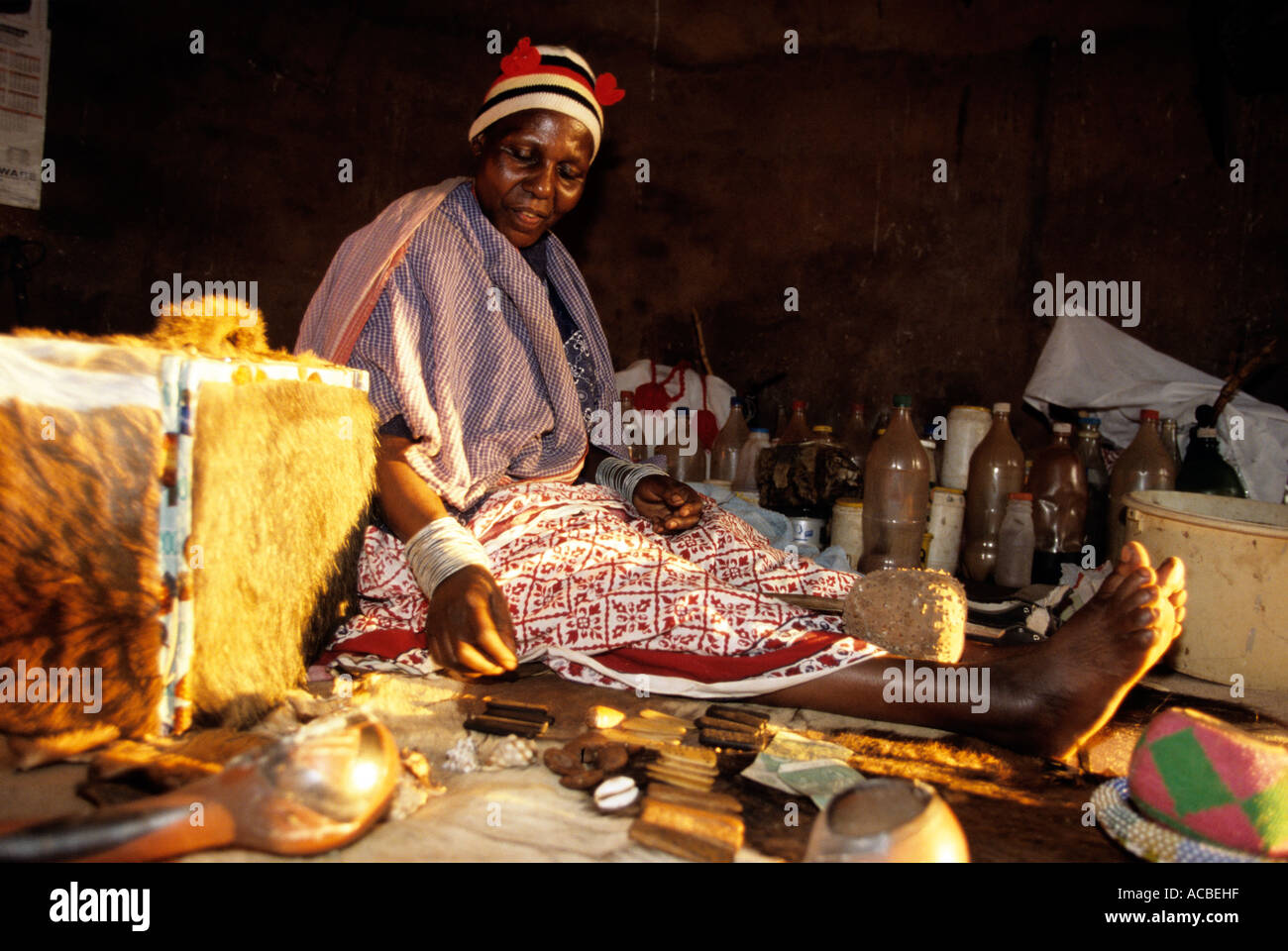 Sangoma guaritore tradizionale con la sua mercanzia su street, Venda, Sud Africa Foto Stock