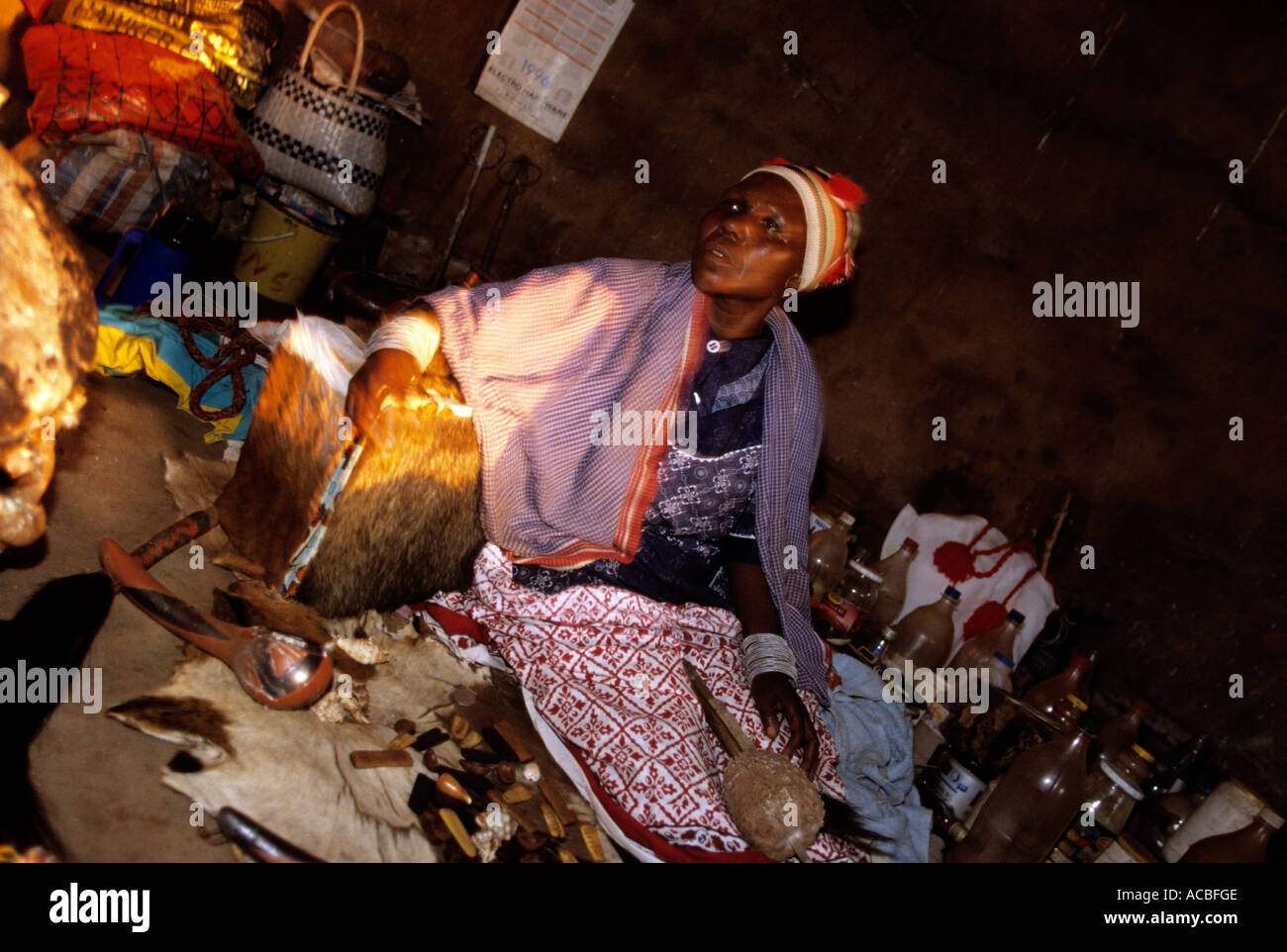 Un Sangoma guaritore tradizionale per le strade di venda Sud Africa Foto Stock