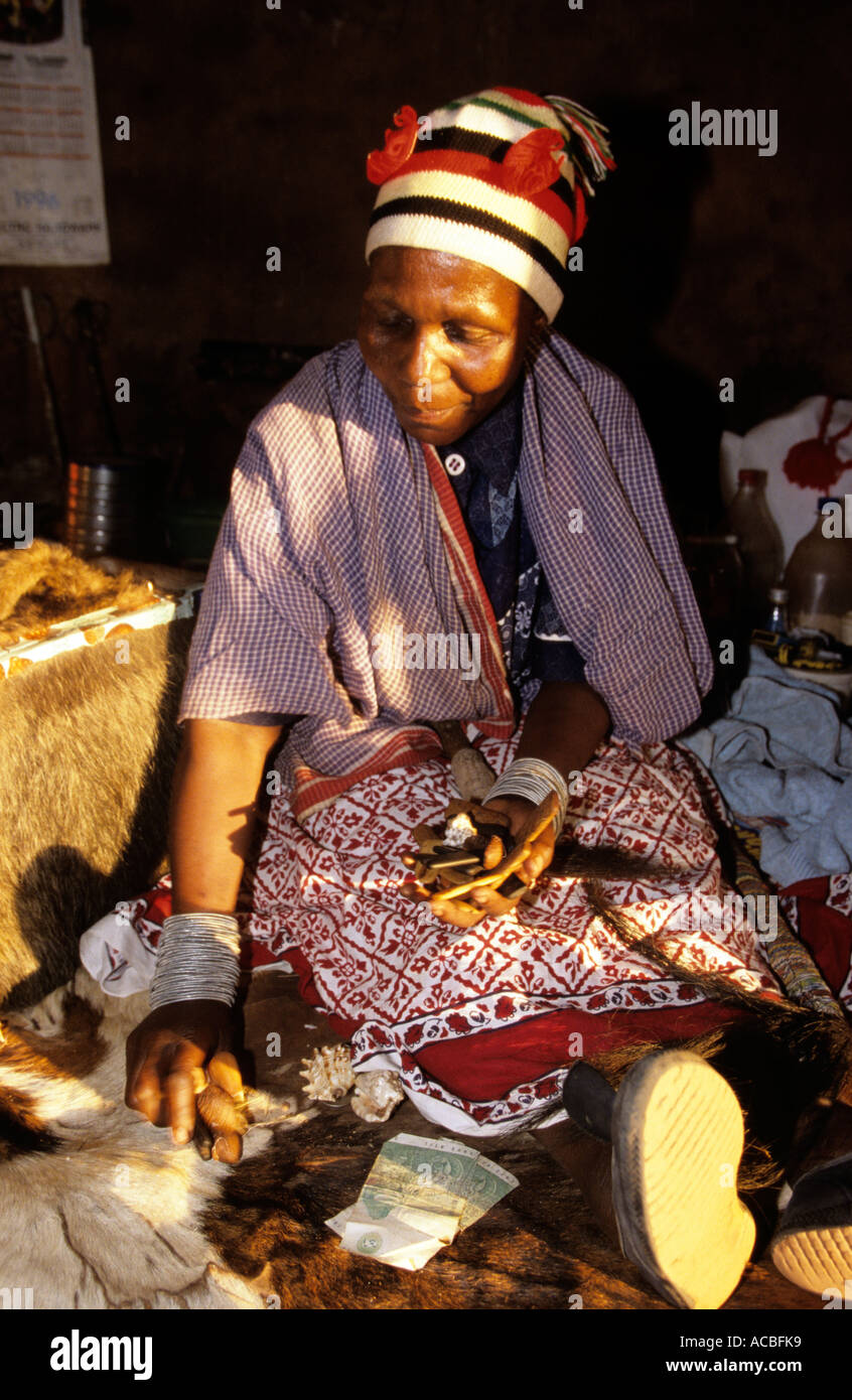 Sangoma guaritore tradizionale con la sua mercanzia su street, Venda, Sud Africa Foto Stock