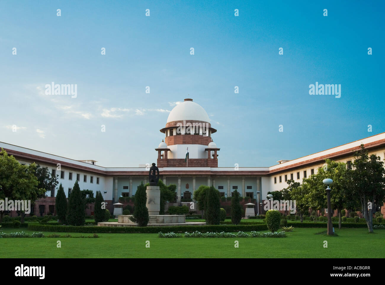 Facciata di un palazzo del governo, la Corte suprema, New Delhi, India Foto Stock