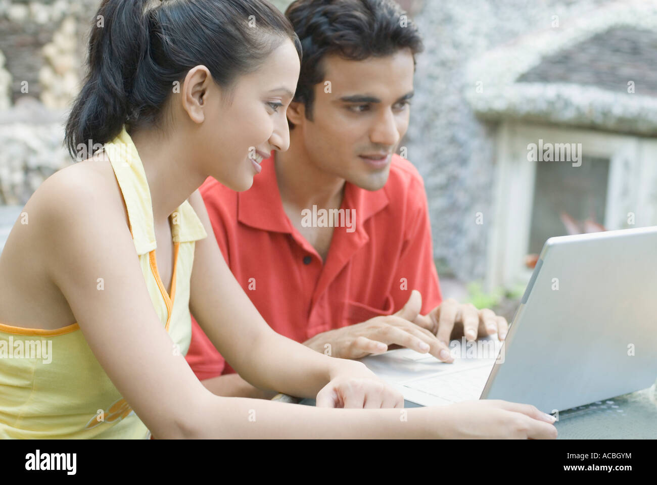 Close-up di una giovane coppia con un laptop Foto Stock
