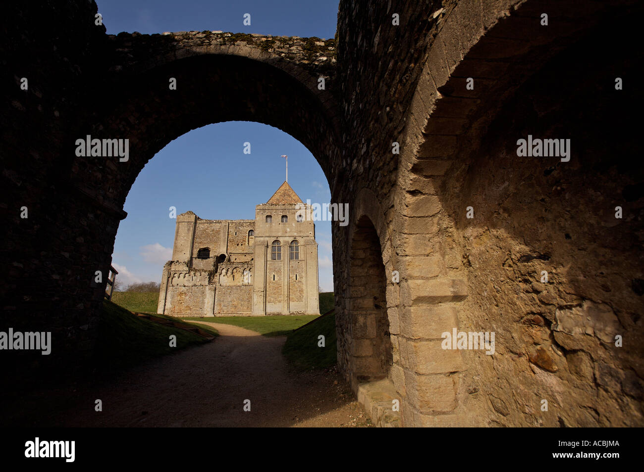 Le rovine di Castle Rising vicino a Kings Lynn nel Norfolk England Regno Unito Foto Stock
