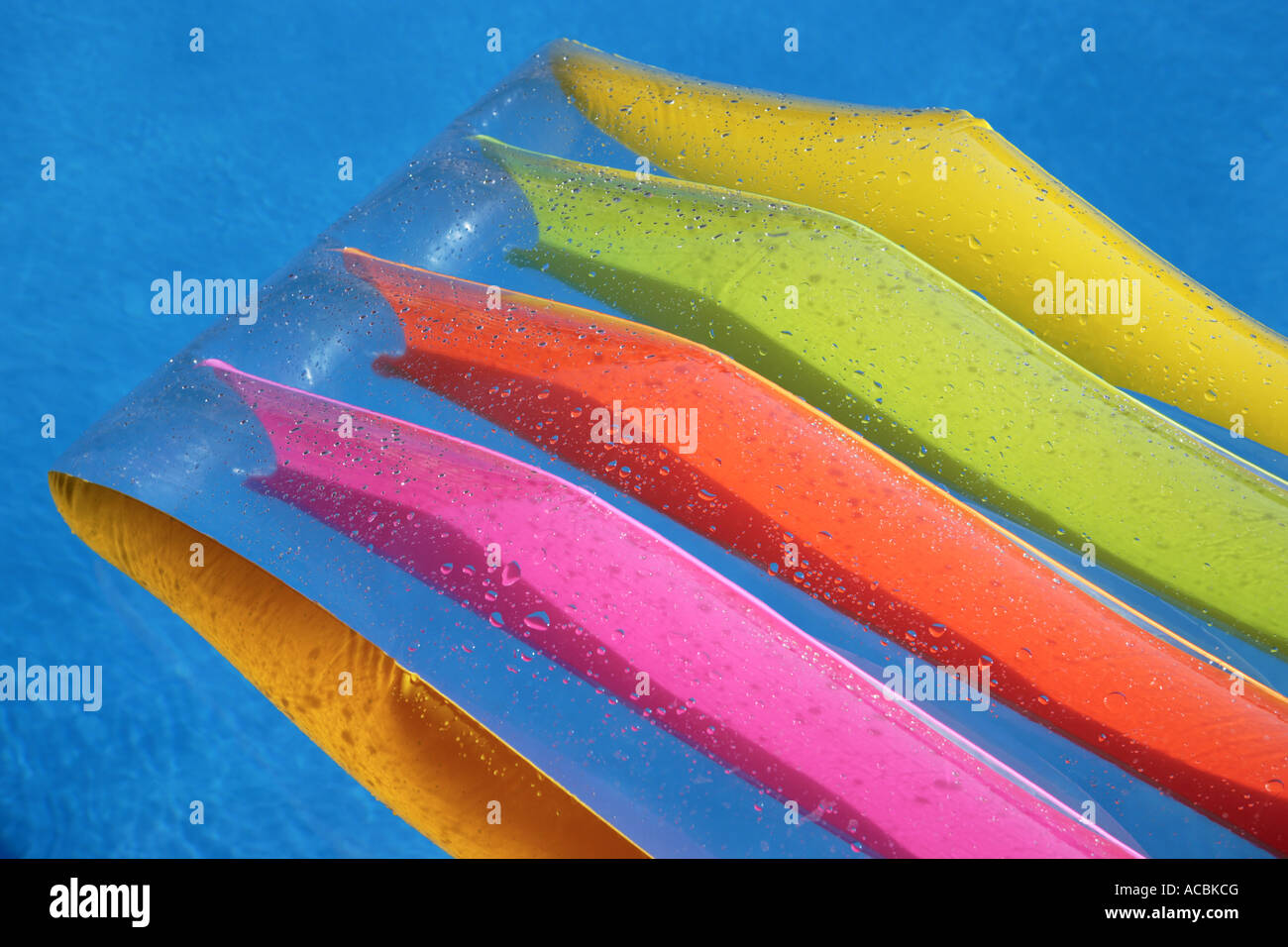 Lilo colorati in piscina Foto Stock