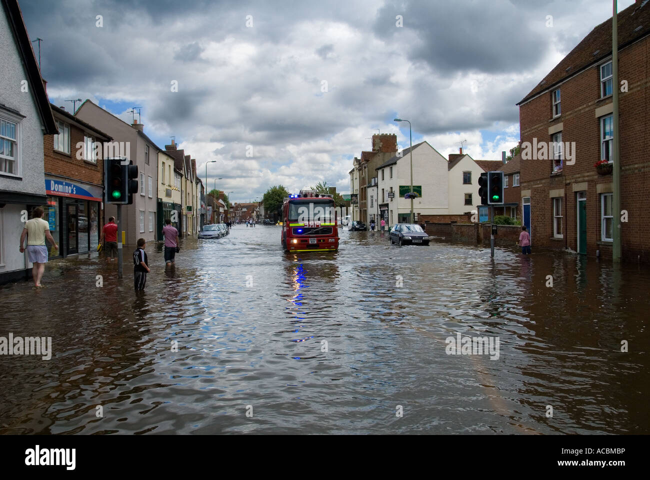 Motore Fire in allagato Street Foto Stock