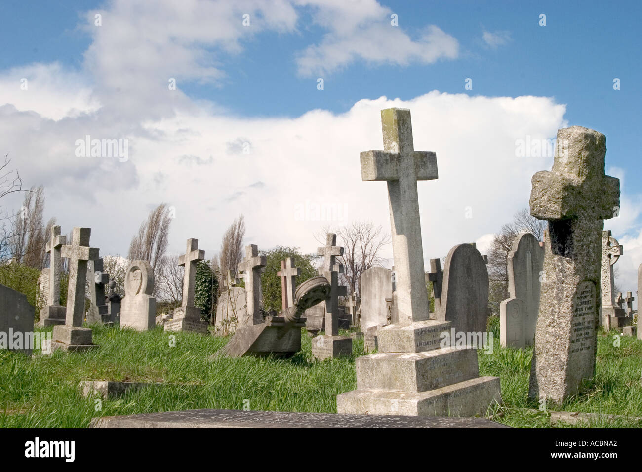 Le lapidi e le nuvole. Kensal Green Cemetery, Londra, Inghilterra Foto Stock