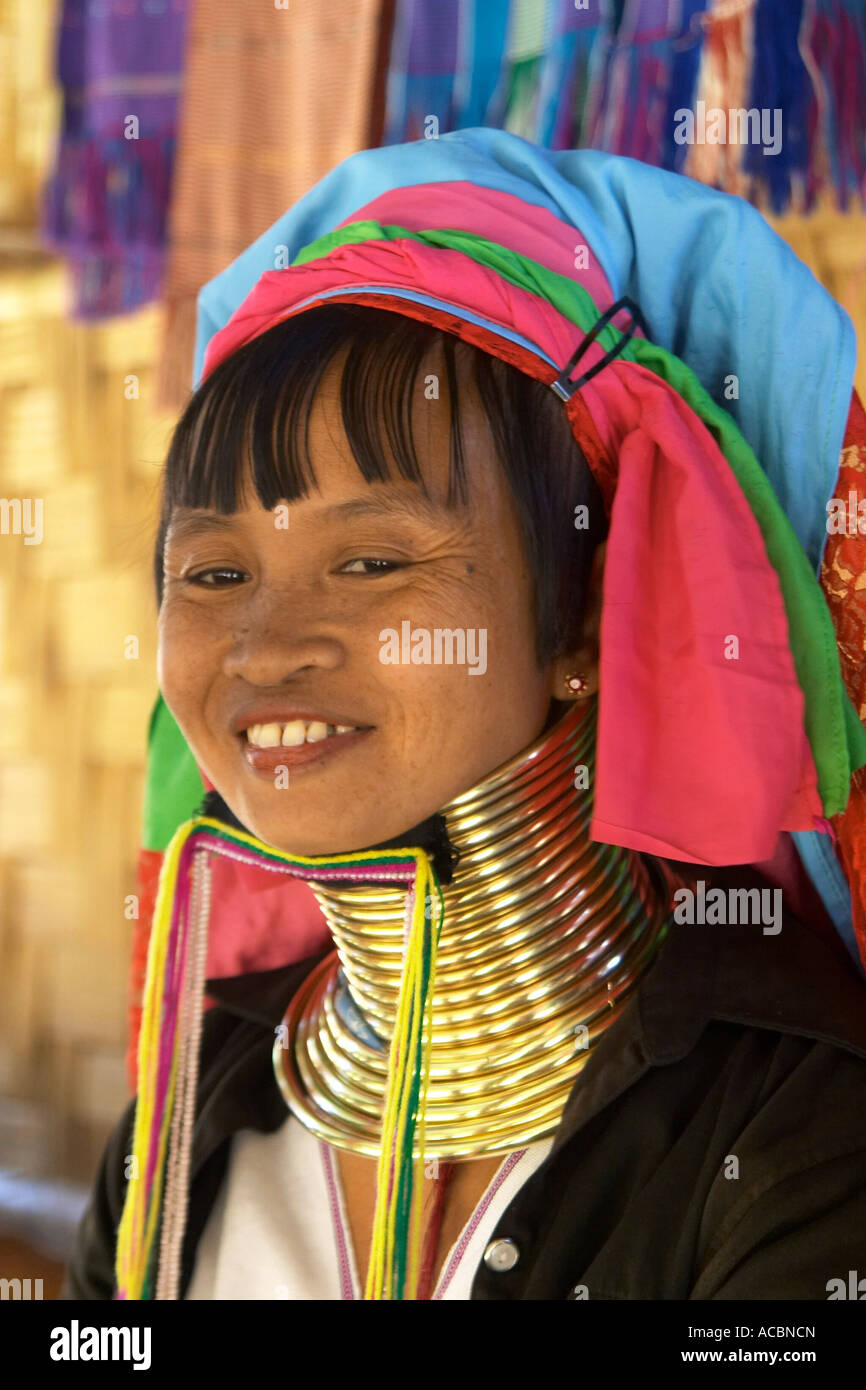 A nord della Thailandia - Mae Hong Son, Signora di Karen lungo collo Padaung tribù della collina Foto Stock