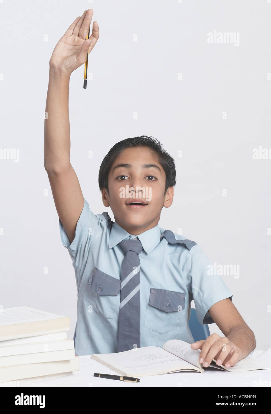 Ritratto di un ragazzo alzando la mano Foto Stock