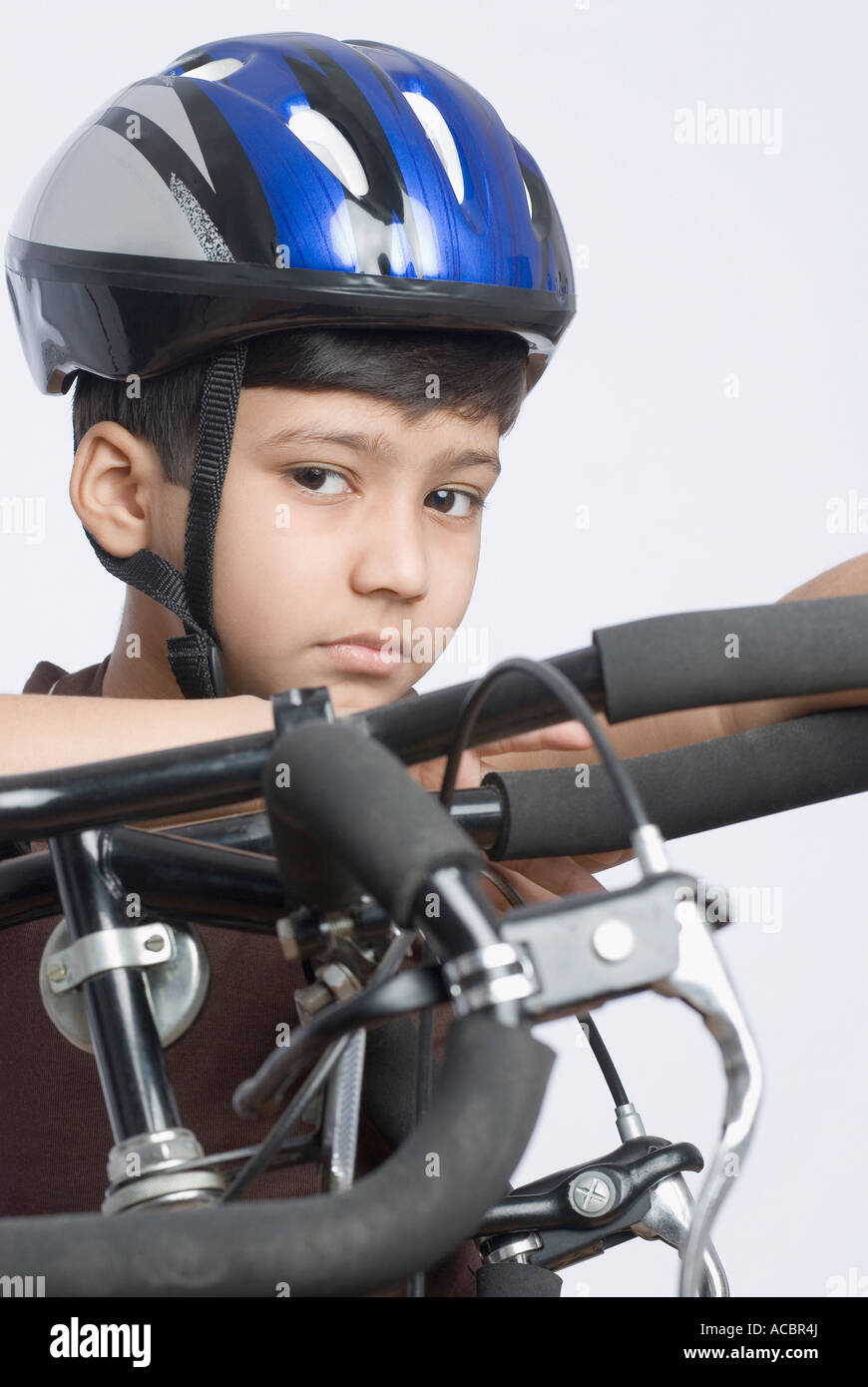 Ritratto di un ragazzo che indossa un casco in bicicletta Foto Stock
