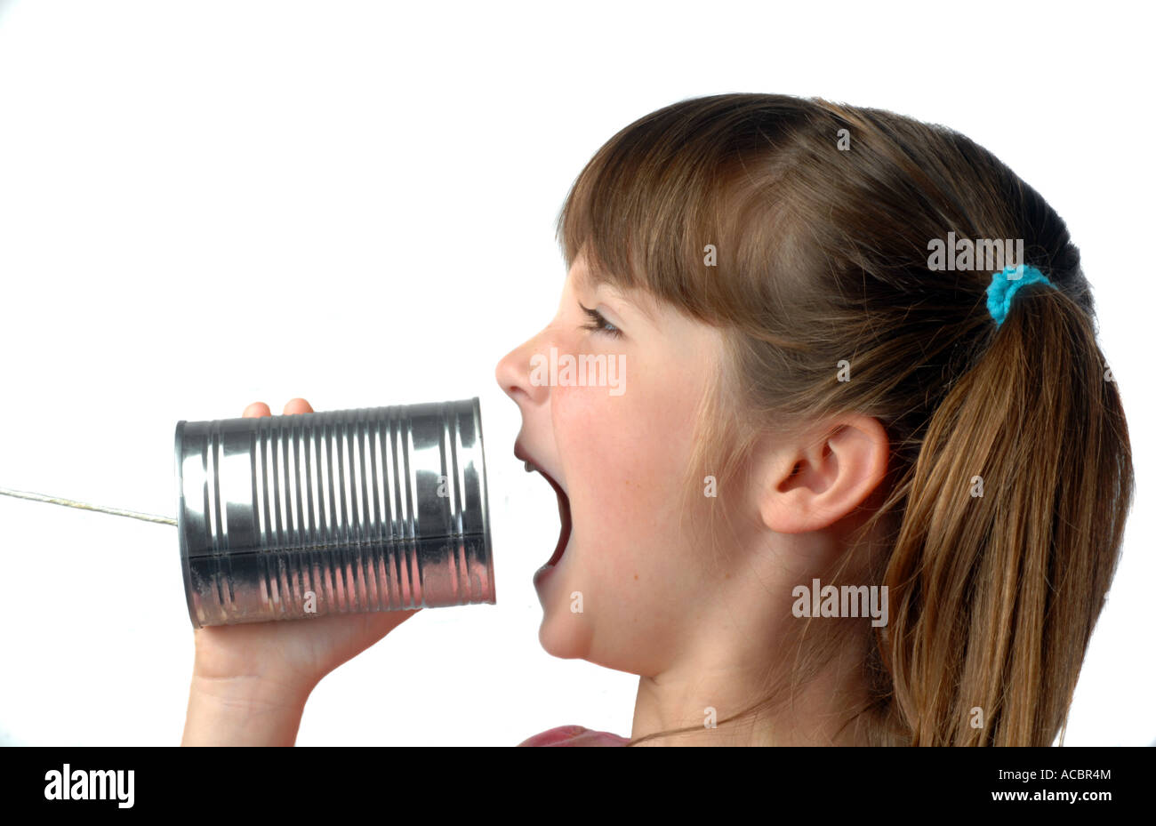 La ragazza grida in un barattolo di latta telefono Foto Stock