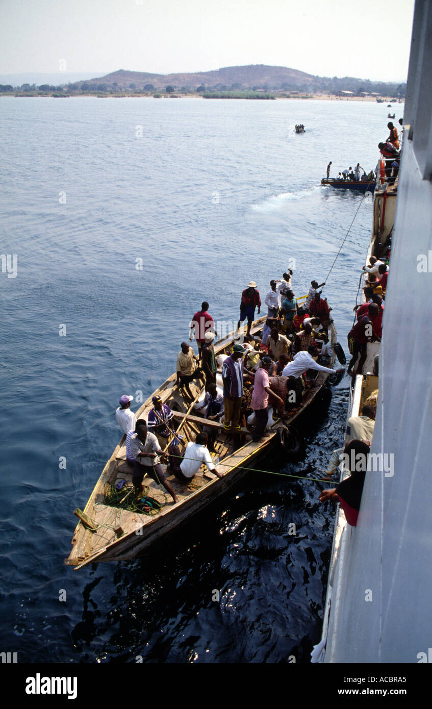 Persone imbarco sul battello a vapore MV Liemba Lago Tanganica Tanzania Africa Foto Stock