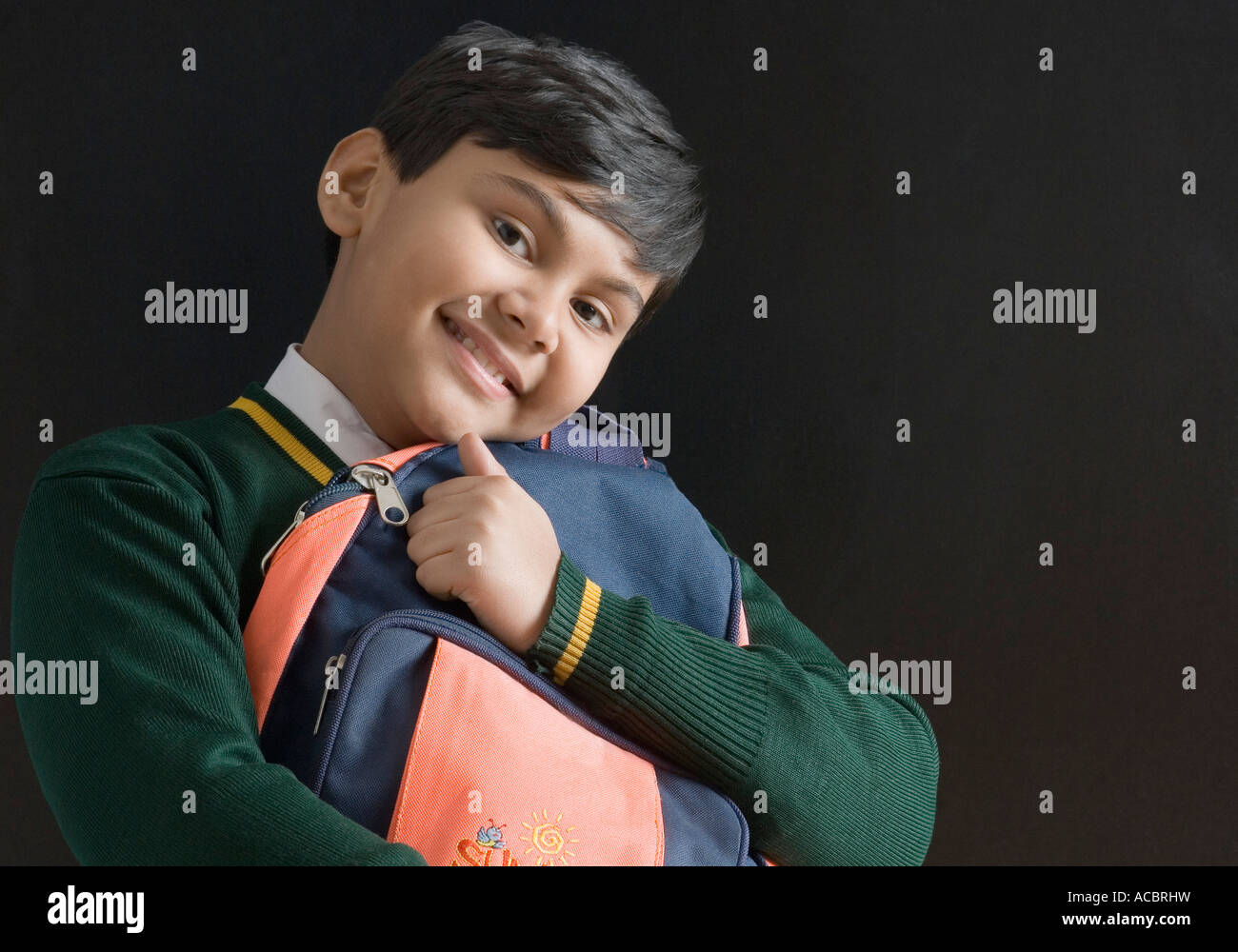 Ritratto di uno scolaro tenendo la sua zainetto Foto Stock