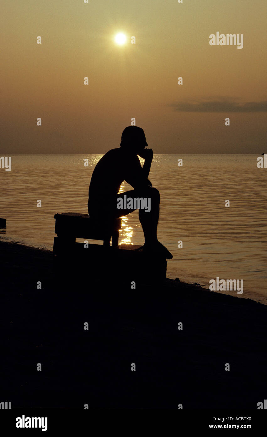 Quo vadis bzw Wo gehen wir hin ritratto di pensieroso uomo al tramonto Foto Stock