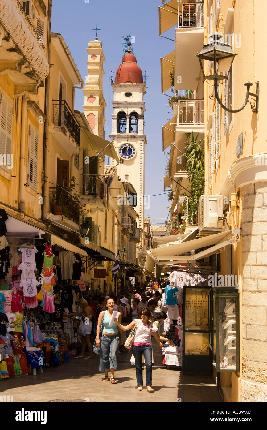 Grecia Corfu Corfu isola shopping street vicino alla chiesa greco-ortodossa di San Spiridione Foto Stock