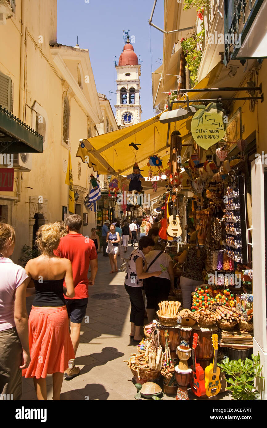 Grecia Corfu Corfu isola shopping street vicino alla chiesa greco-ortodossa di San Spiridione Foto Stock