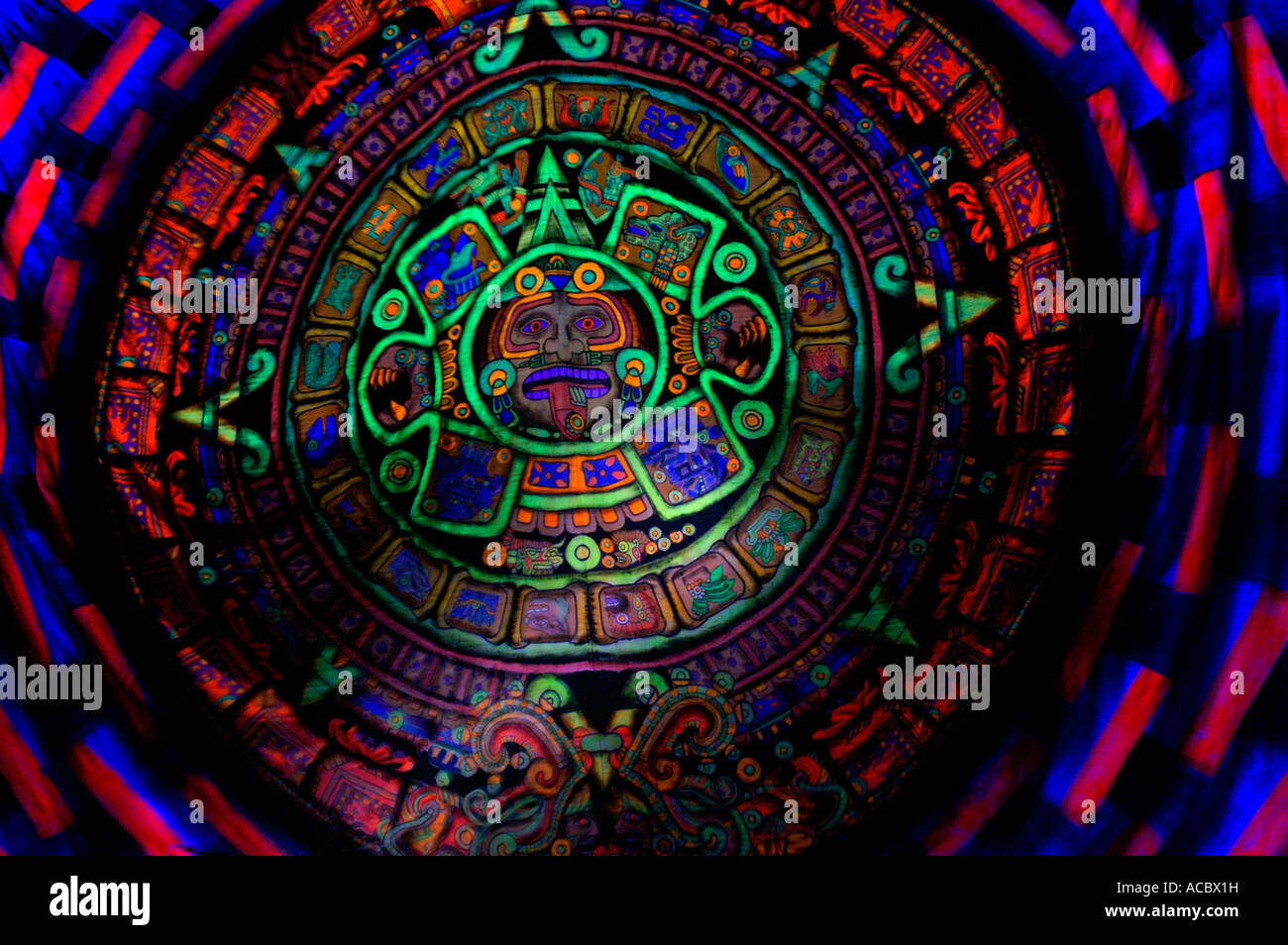 Pittura fluorescente del calendario Maya termina 2012 a rave party Hilltop 2007 Foto Stock