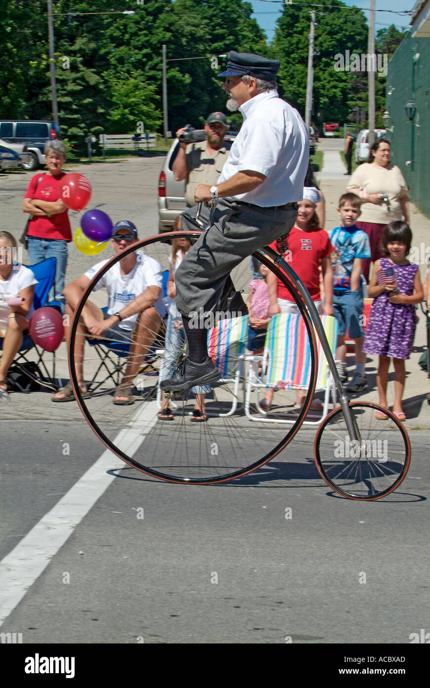 Alta wheeler storico vintage bicicletta al giorno di indipendenza parade a Lexington Michigan Foto Stock