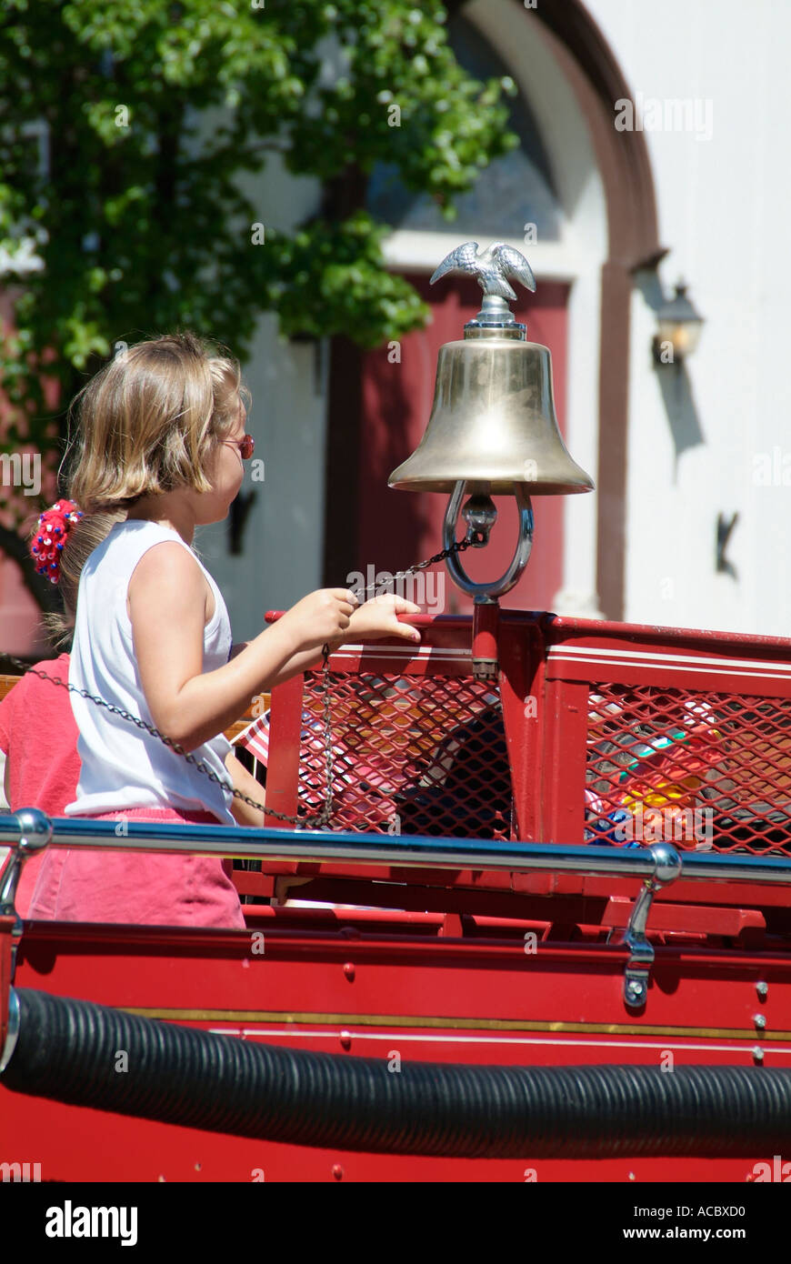 Corrente e storico vintage il fuoco di camion al giorno di indipendenza parade a Lexington Michigan Foto Stock