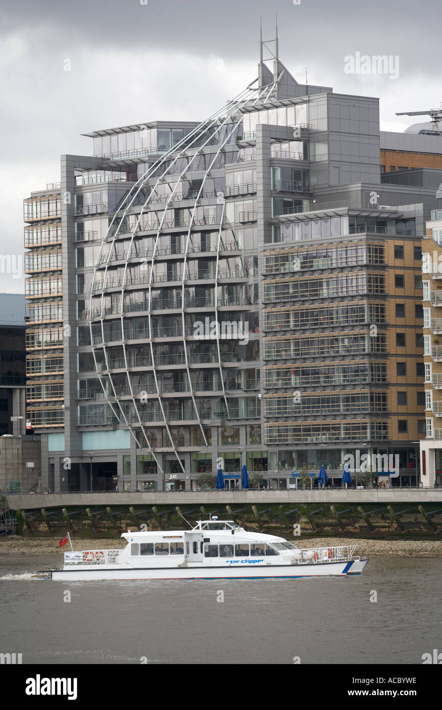 Dettagli architettonici lungo il Tamigi è a Londra. Edificio curvo. Appartamenti e uffici con il fiume traghetto sul fiume. Foto Stock