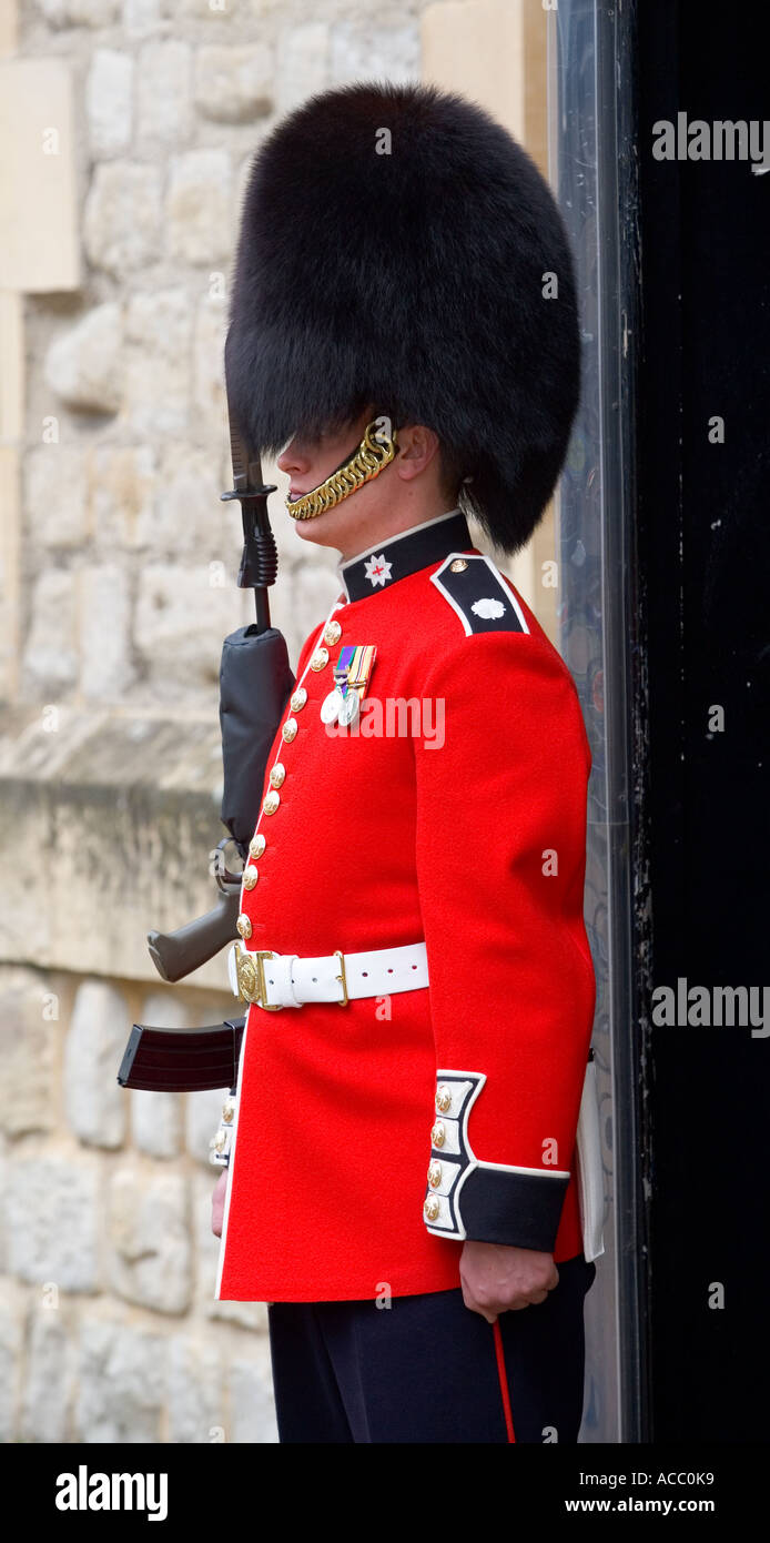 Royal Guard fuori i Gioielli della Corona visualizzare presso la Torre di Londra REGNO UNITO Foto Stock