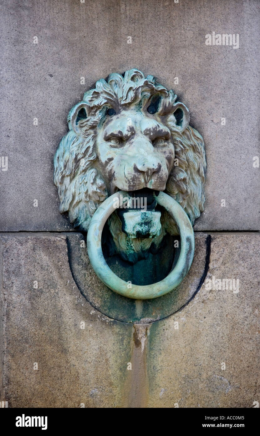 Testa leone decorativo anello di ormeggio lungo il Tamigi a Londra Inghilterra Foto Stock