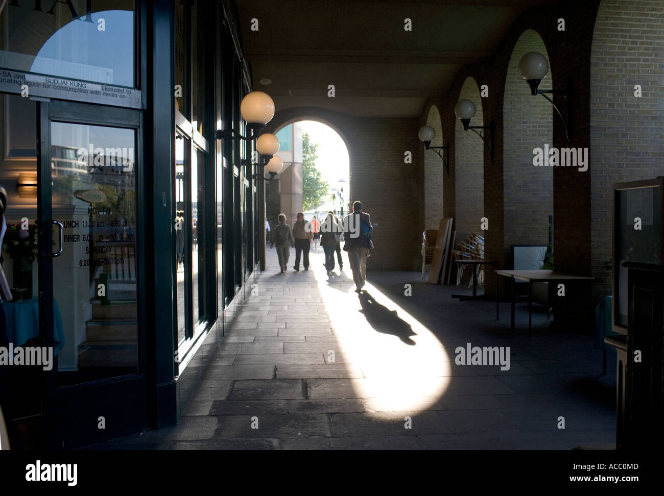 Negozi di Londra lungo il Tamigi South Bank UK Foto Stock