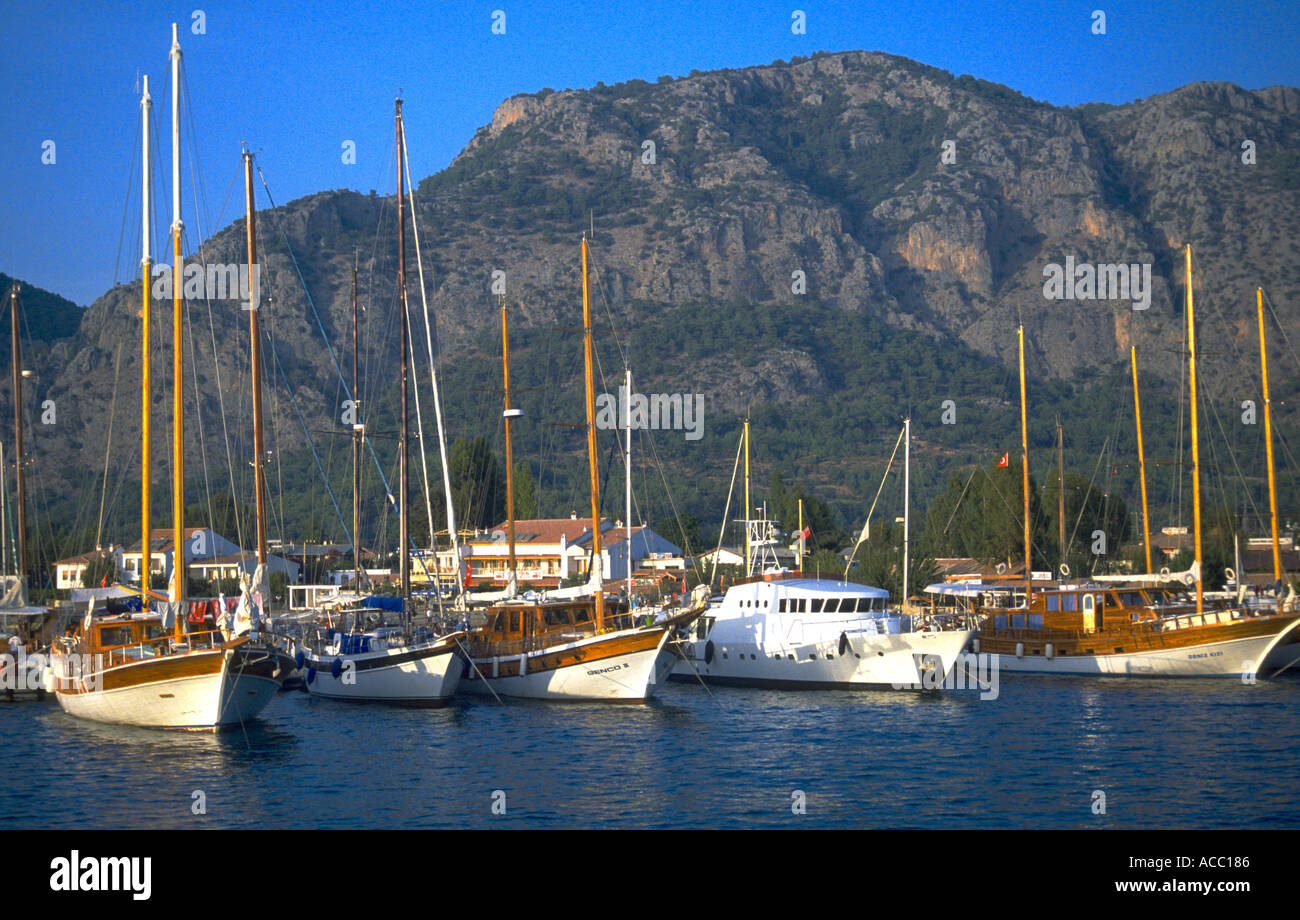Gulets nel porto di Gocek Fethiye Bay Costa turchese Turchia Foto Stock