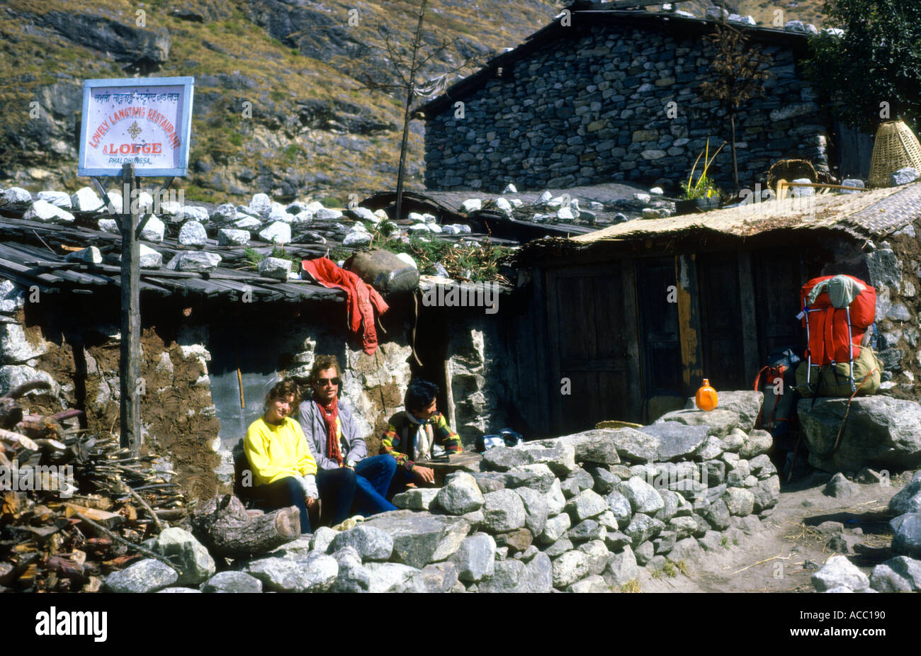Due escursionisti resto al di fuori di un trekking lodge teahouse Langtang Valley Nepal Foto Stock