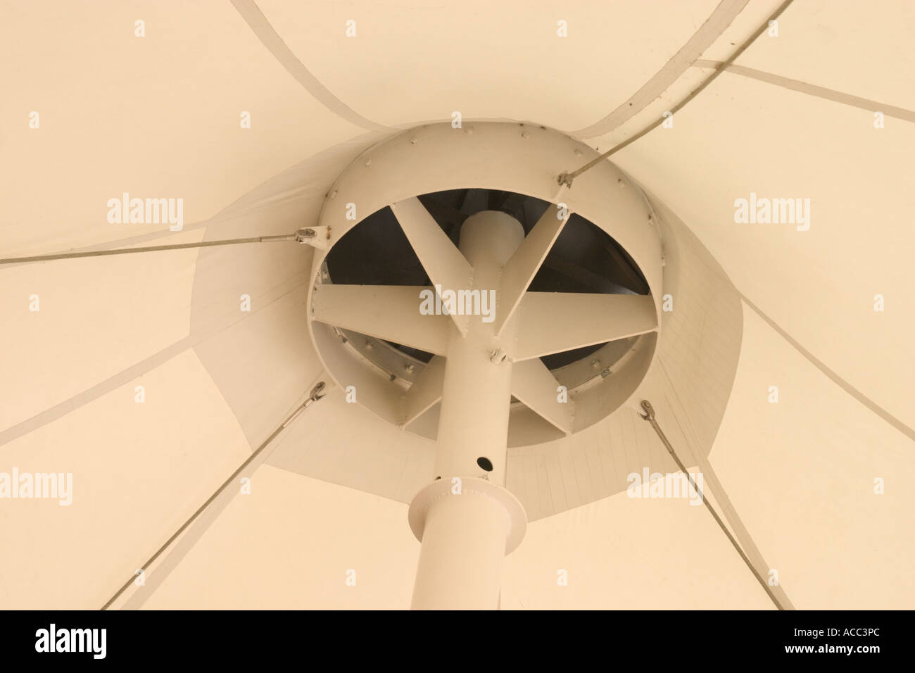 Modello radiale al di sotto un gazebo Foto Stock