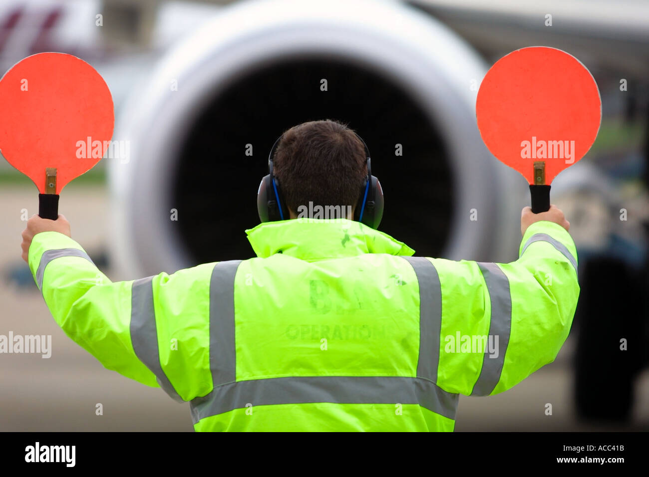 Aerei di atterraggio con massa CREWMAN manganelli di contenimento Foto Stock