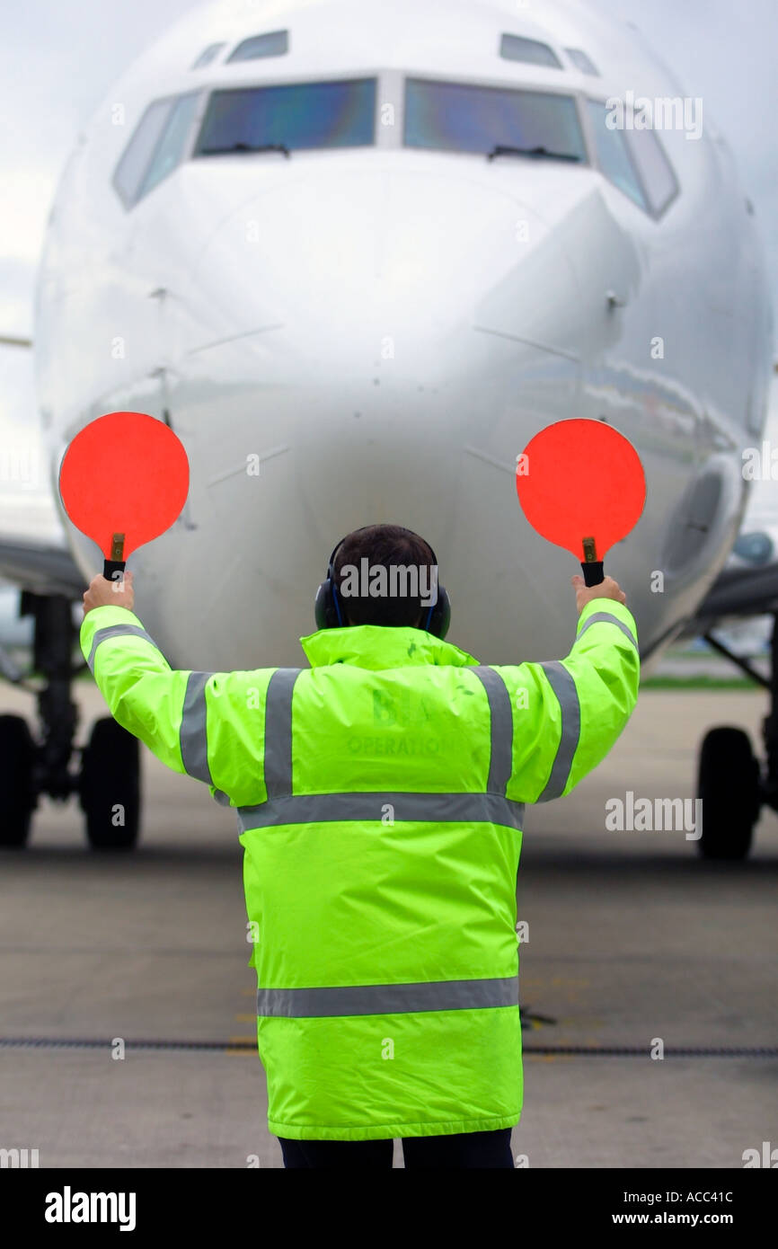 Di atterraggio degli aeromobili con equipaggio a terra uomo manganelli di contenimento Foto Stock
